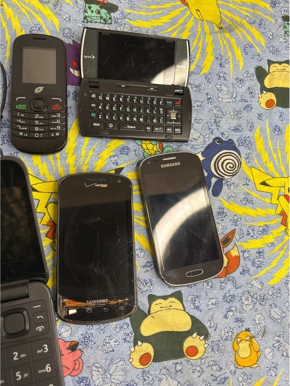 *Used* Lot of 12 Phones Older Smart Phones & Flip Phones UNTESTED* *PARTS ONLY*